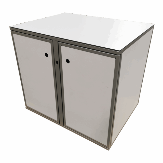 Skab med hængslede låger