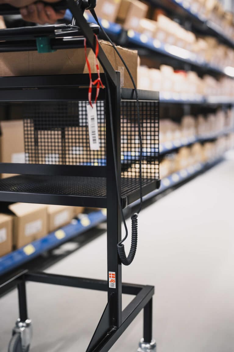 Fusion Kundenbesuch - Mann hält einen Einkaufswagen